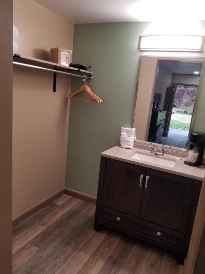 Blue Sky Inn: Pet-Friendly Oasis with Renovated Rooms Blue Ridge Exterior photo