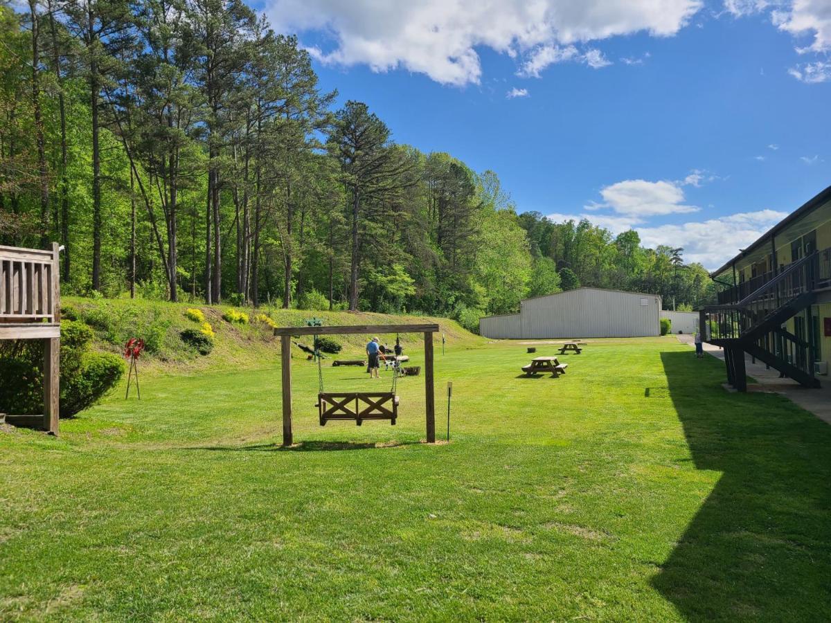 Blue Sky Inn: Pet-Friendly Oasis with Renovated Rooms Blue Ridge Exterior photo