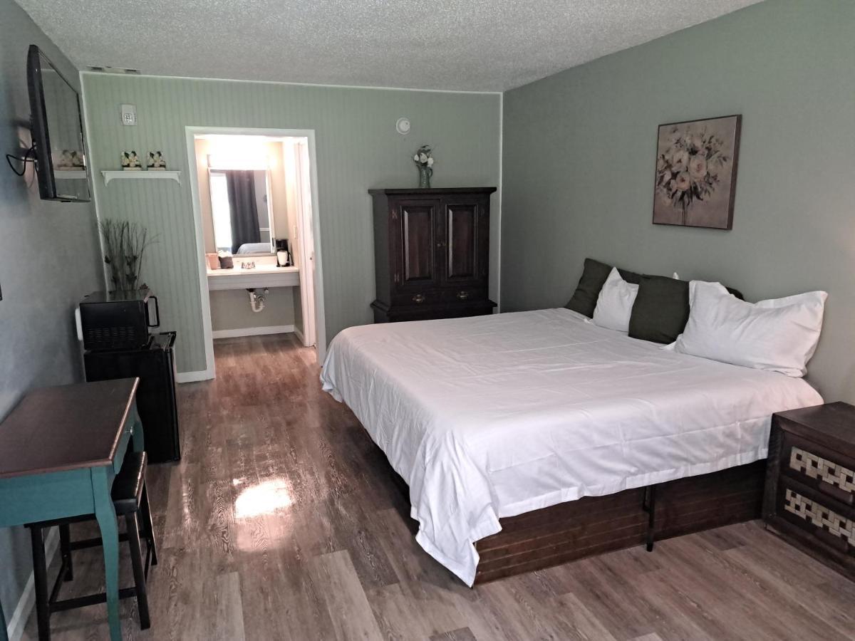 Blue Sky Inn: Pet-Friendly Oasis with Renovated Rooms Blue Ridge Exterior photo